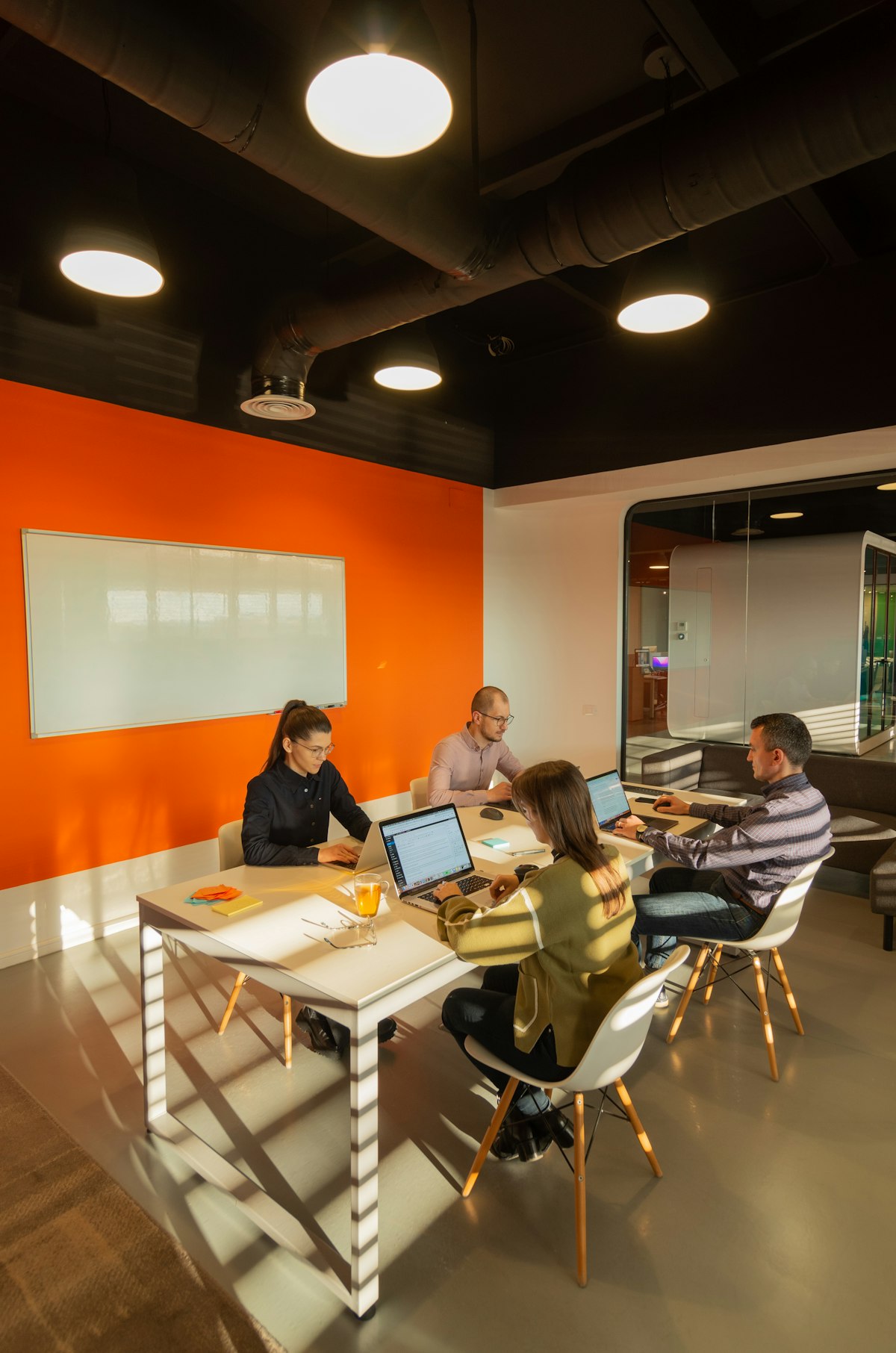 Profissionais colaborando em uma reunião de trabalho